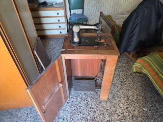 Macchina da cucire a pedali anni '50 SINGER
