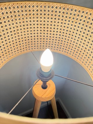 Lámpara de pie ratán y madera