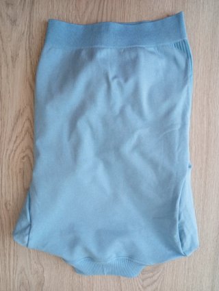 Sudadera deportiva azul con cremallera