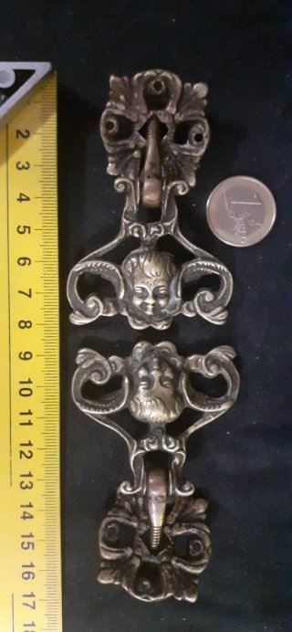 2 Tiradores antiguos de bronce.