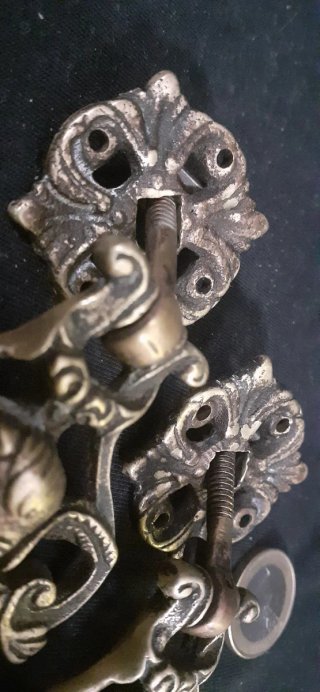 2 Tiradores antiguos de bronce.