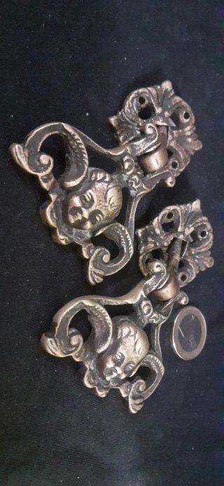 2 Tiradores antiguos de bronce.