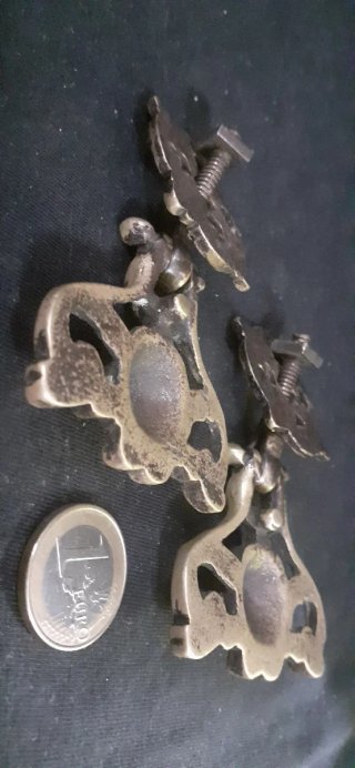 2 Tiradores antiguos de bronce.