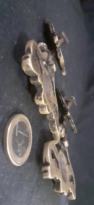 2 Tiradores antiguos de bronce.