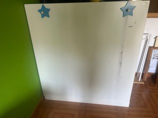 Mueble blanco con puertas verde y naranja