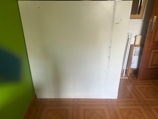 Mueble blanco con puertas verde y naranja