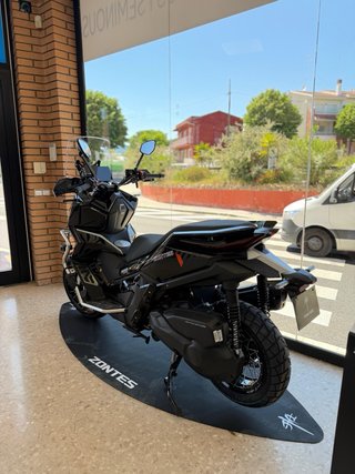 Zontes 368G MY 2026 Maxi Scooter Negra