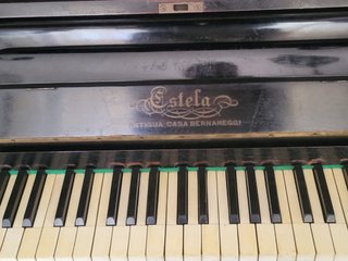 Piano antiguo Estela - Casa Bernareggi.