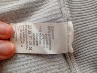 Sudadera deportiva gris con cremallera
