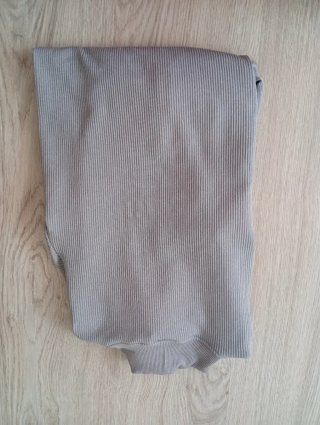 Sudadera deportiva gris con cremallera