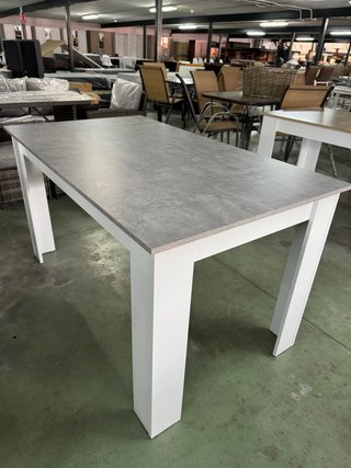 Mesa de cocina gris y blanca