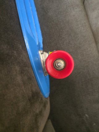 Patinete azul, para principiantes.