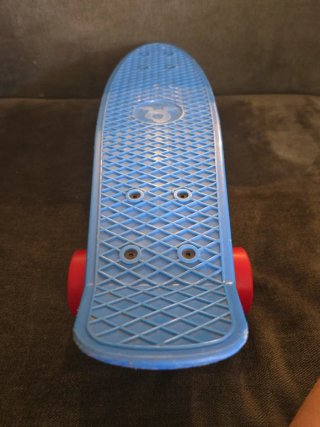 Patinete azul, para principiantes.