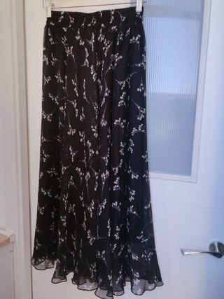 Falda larga estampada negra talla XS