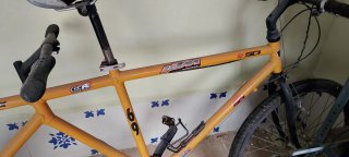Bicicleta tándem naranja