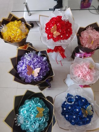 Ramos de rosas eternas de satén