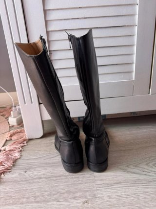 Botas altas negras sin tacón