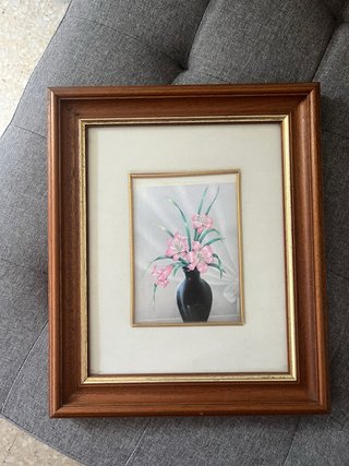 Cuadro flores rosas y jarrón negro