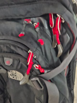 MALETA Mochila The North Face Negra y Roja