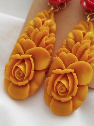 Pendientes flamenca rosas rojas y lágrimas mostaza