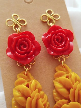 Pendientes flamenca rosas rojas y lágrimas mostaza