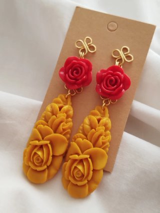 Pendientes flamenca rosas rojas y lágrimas mostaza