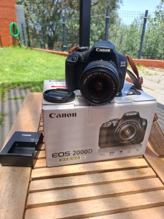 Cámara Canon EOS 2000D + Bolso