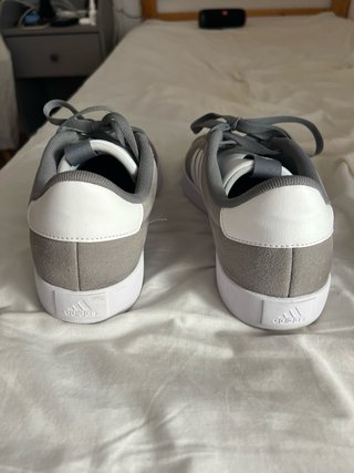Zapatillas Adidas Grises y Blancas