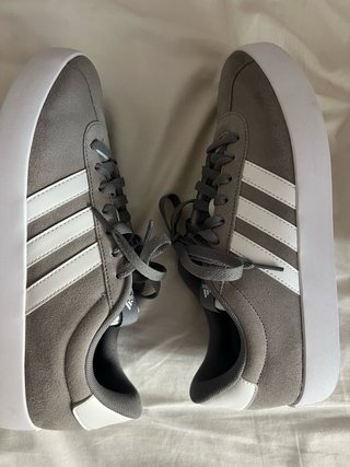 Zapatillas Adidas Grises y Blancas