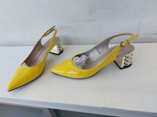 Zapatos charol amarillos tacón dorado