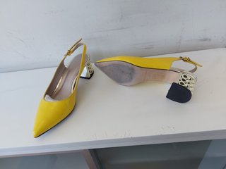 Zapatos charol amarillos tacón dorado