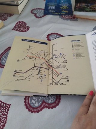 Libro "Guía de Roma de Lonely Planet."