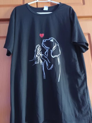 Camiseta unisex con estampado de perro y corazón