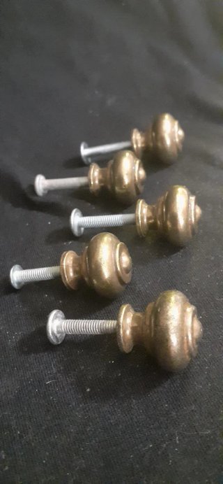 5 Pomos de bronce macizo. Tiradores antiguos.