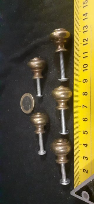 5 Pomos de bronce macizo. Tiradores antiguos.