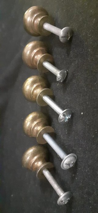5 Pomos de bronce macizo. Tiradores antiguos.