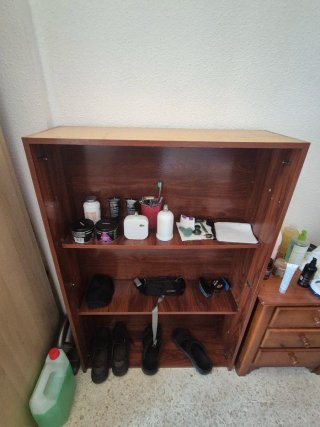Zapatero de madera marrón y negro