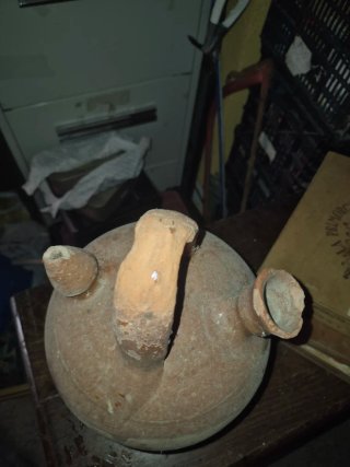 Botijo de barro antiguo