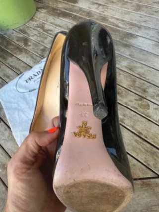 Zapatos de tacón Prada negros y verde oliva