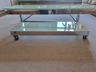 Mesa/Carro TV con ruedas - Como nuevo