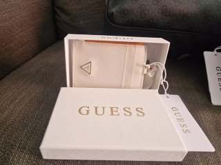 Tarjetero Guess blanco y naranja con llavero