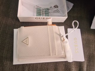 Tarjetero Guess blanco y naranja con llavero
