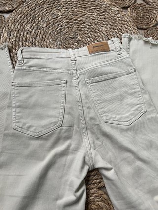 Pantalón beige Stradivarius Talla 34