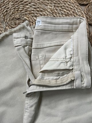 Pantalón beige Stradivarius Talla 34