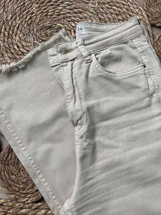 Pantalón beige Stradivarius Talla 34