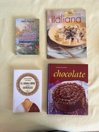 Cuatro libros: cocina italiana, postres chocolate