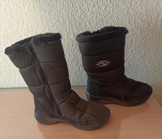 Botas de nieve negras.