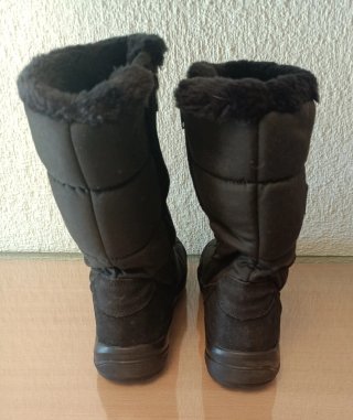 Botas de nieve negras.