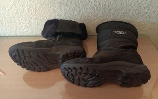Botas de nieve negras.
