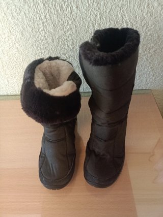 Botas de nieve negras.